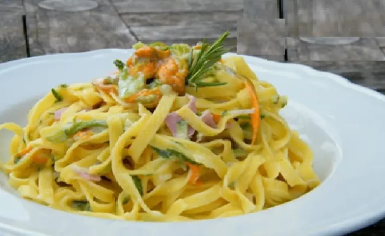 Pasta ai fiori di zucca e zafferano: la ricetta del primo piatto cremoso e colorato