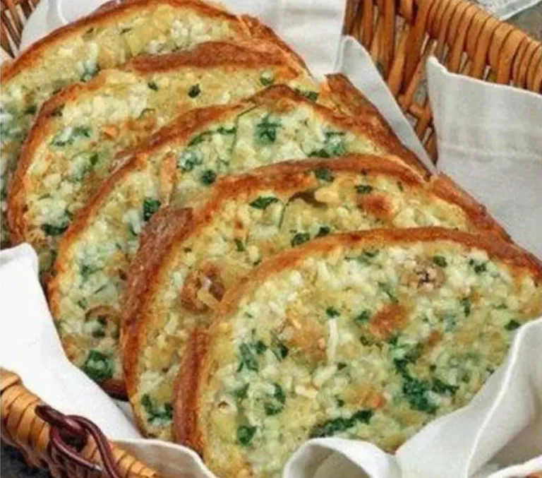 Il pane gratinato all’aglio cotto è delizioso