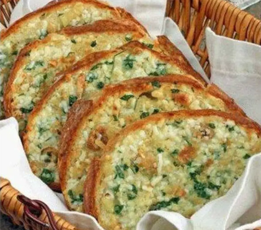 Il pane gratinato all’aglio cotto è delizioso