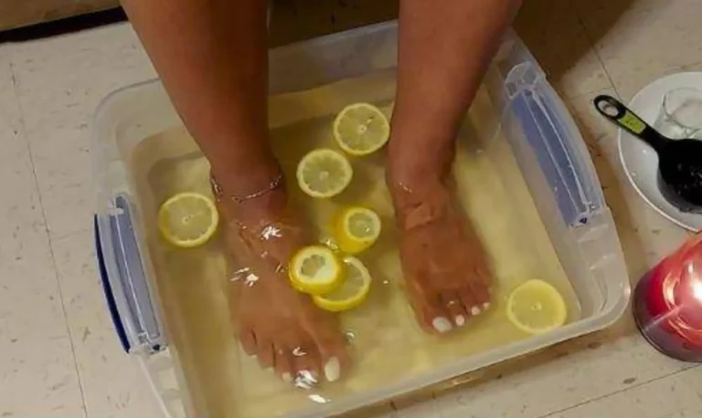 Immergere i piedi in limone e bicarbonato di sodio per stimolare la circolazione, disintossicare e rilassarsi