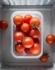 Mucha gente se equivoca y refrigera los tomates. Aquí te explicamos cómo mantenerlos frescos.