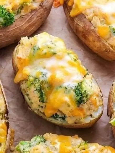 Papas dos veces horneadas con brócoli y queso cheddar