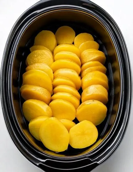 Pon papas Yukon Gold crudas en rodajas en una olla de cocción lenta con estos 5 ingredientes. ¡Esto es revolucionario!